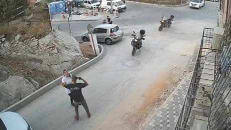 İzmir'de tabancayla eşini yaralayan kişi ardından kendini de vurdu