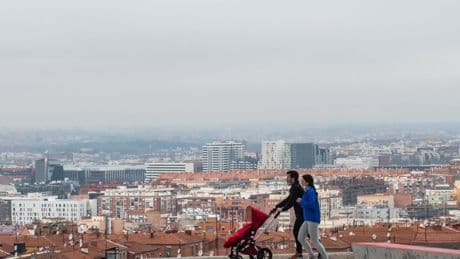 Los padres españoles son los europeos que más usan los permisos por nacimiento, pero solo el 20% se turna con la madre