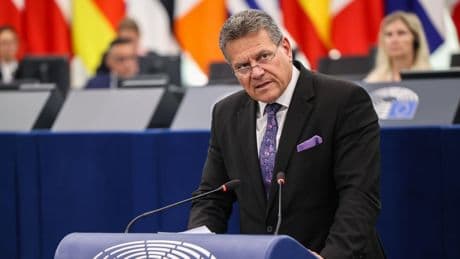 Mi chiamo Maroš Šefčovič, risolvo problemi: chi è il ministro Ue che sfida Trump