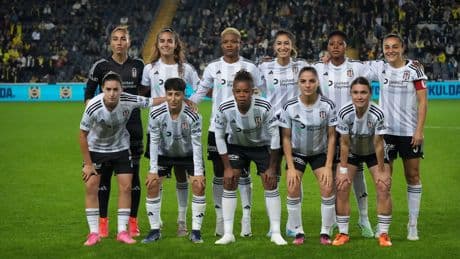 Beşiktaş'ta sekiz imza