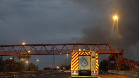 La UME combate el incendio en Tres Cantos, en la Comunidad de Madrid