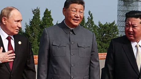 Militärparade in Peking: Worte des Friedens, Panzer und Atomraketen