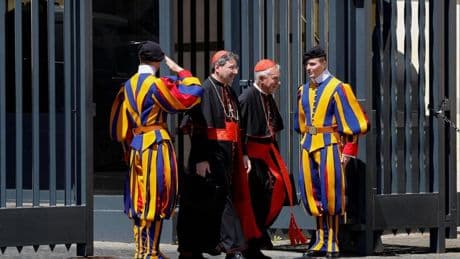 Cipriani agita il pre-conclave: punito da Francesco per pedofilia si presenta vestito da cardinale