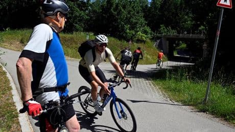 Reißzwecken und Nägel gestreut: Die Wut auf Rennradfahrer im Münchner Süden steigt