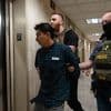 Umgang der USA mit "Illegalen": Eine Hand nimmt von Migranten, die andere schiebt sie ab