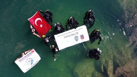 Keban Baraj Gölü'nde "Ata'ya saygı dalışı" gerçekleştirildi!