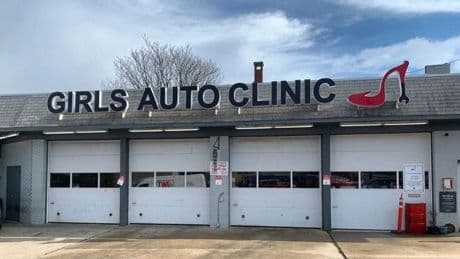 Girls Auto Clinic, el primer taller gestionado solo por mecánicas