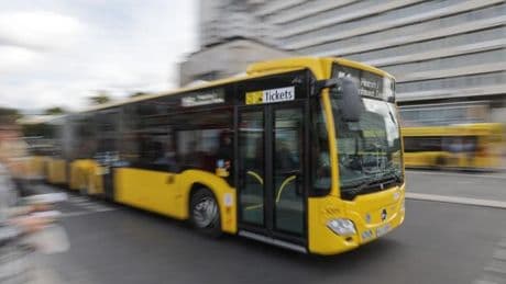 Beim Rechtsabbiegen: Unfall mit Bus: Fahrradfahrerin schwer verletzt