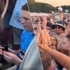 KIJK. Man vraagt zijn vriendin ten huwelijk tijdens reünieconcert van Oasis in Manchester