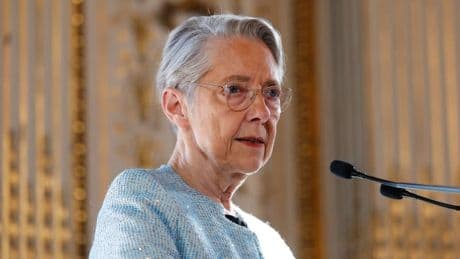 "Prenez toute votre place": le plan d'Élisabeth Borne pour féminiser les filières scientifiques