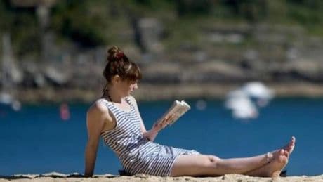 Con un libro en las manos