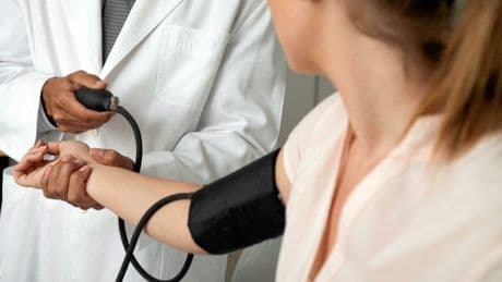 Aide médicale aux migrants : pourquoi limiter les soins aux urgences finit par coûter plus cher