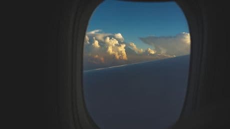 Ils payent pour un siège avec hublot et se retrouvent face à une paroi: des passagers poursuivent les compagnies Delta et United