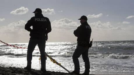 Stuprata a turno in una tenda da spiaggia: caccia ai due aggressori nordafricani