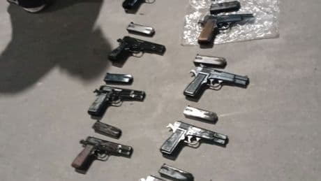 Samsun'da otomobilde 17 ruhsatsız tabancayla yakalandı
