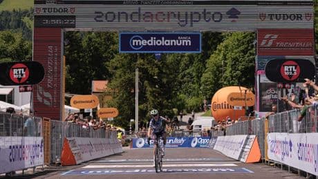 Sarah Gigante verrast favorieten met zege in bergrit Giro, Anna van der Breggen verliest tijd