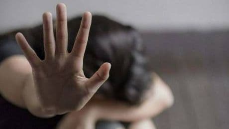 Orrore a Biella: violentata in casa da un muratore egiziano davanti al figlio di 4 anni
