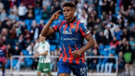 Kevin Carlos, una bestia del gol: el '9' español que pide paso desde el Basilea