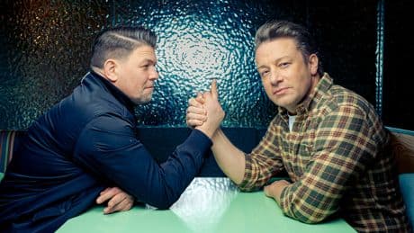 Giganten-Duell bei „Kitchen Impossible“ - Jamie Oliver zeigt Mälzer, wo der Löffel hängt