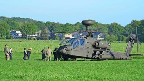 Apache-gevechtshelikopter maakt een voorzorgslanding in een weiland in Drenthe