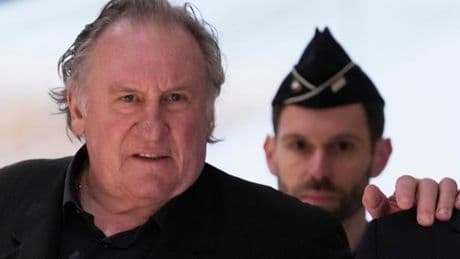 Le parquet de Paris confirme ses réquisitions de procès contre Gérard Depardieu pour viols commis à l’encontre de Charlotte Arnould