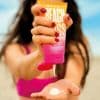 Capelli secchi e sfibrati dopo il mare? È perché i raggi UV bruciano la fibra capillare. 10 rimedi efficaci per riportarli morbidi e luminosi al ritorno dalle ferie