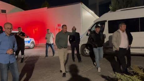Eskişehir'de sağlık çalışanlarına kabusu yaşattılar, başhekimlik bahçesine 1 minibüs adam çağırdılar