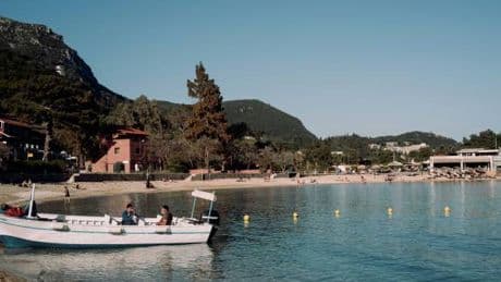 Over 60: perché scegliere la Grecia per le vacanze e quali sono le mete più gettonate