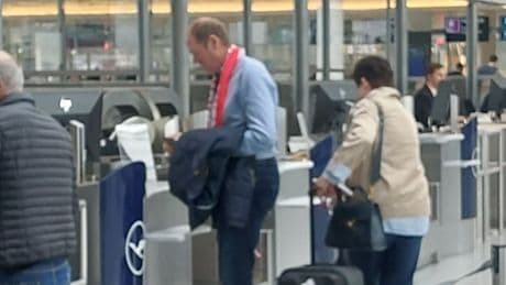 Am Flughafen erwischt - Mama Müller mit nach Mailand