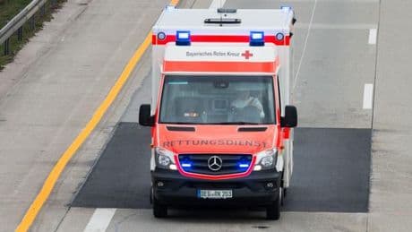 Unfall in Niederbayern: Handbremse nicht gezogen: Auto überrollt Mann