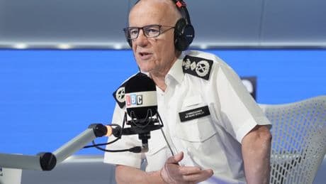 Met chief apologises to broadcaster Selina Scott over police response to her mugging