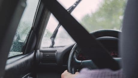 Cosas que nunca deberías hacer al volante