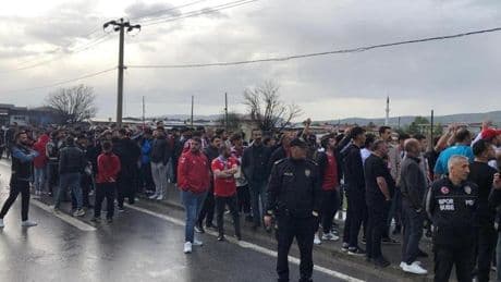 Sivassporlu taraftarlar, tesislerin önünde takımı protesto etti