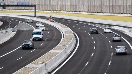 16.11 Uhr, Sonnenallee: Die ersten Autos kommen