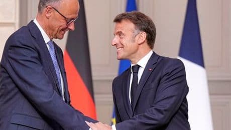 Friedrich Merz: CDU-Kanzler zieht das Sakko an, dann fällt Emmanuel Macron ihm um den Hals