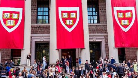 Por qué Harvard querría 'ceder' sus alumnos a sus competidores...
