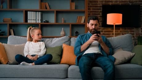 Parents’ obsessive technology use may have serious long-term effects on babies and toddlers: study