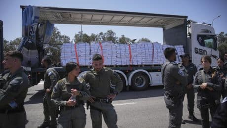 Guerre à Gaza : Israël autorise une aide minimale au détriment du droit humanitaire