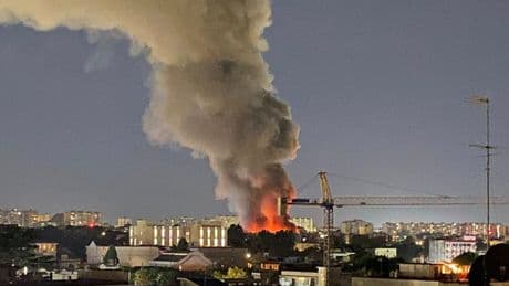 Napoli, maxi-incendio fra Secondigliano e Arzano: altissima nube di fumo nero. In fiamme un capannone