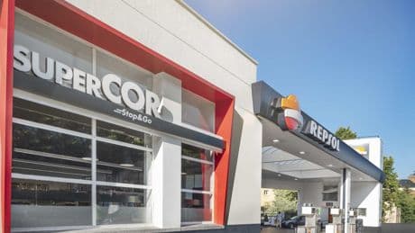 Los 'súper' aceleran su desembarco en las tiendas de las gasolineras