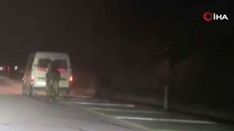 Sosyal medyada tepkiye neden oldu! Atları kamyonetin arkasına bağlayıp koşturdu