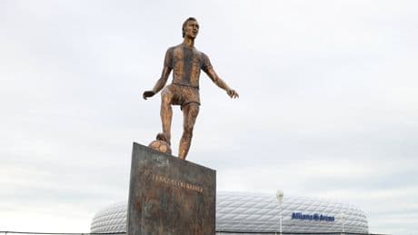 Franz in Bronze - Beckenbauer-Statue vor Bayern-Arena enthüllt