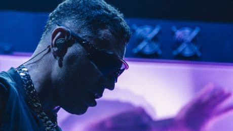 “Non possiamo essere così distratti continuamente dalle caz**te perché è finita la pace”: Marracash in concerto a Torino