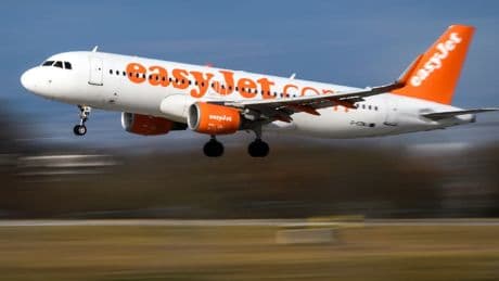 Un avion atterrit d'urgence à Mulhouse après que six personnes ont subi des maux de tête causés par un liquide
