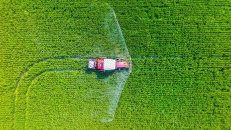 Pesticides : des associations attaquent un décret encadrant le travail de l’Anses