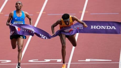 El 'despistado' tanzano Simbu se corona en la maratón con 'foto finish'