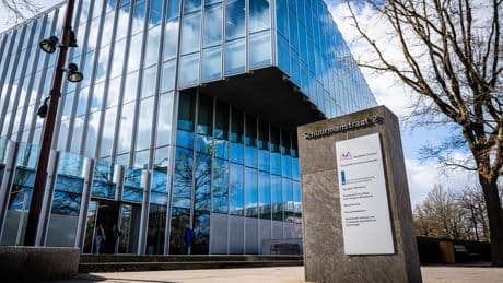 Vader en moeder veroordeeld na zestien jaar misbruik van zoon: ’Wilde hem een fijn gevoel geven’