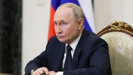Guerre en Ukraine : que sont les 235 milliards d’euros d’avoirs russes gelés qu’Emmanuel Macron refuse de confisquer ?
