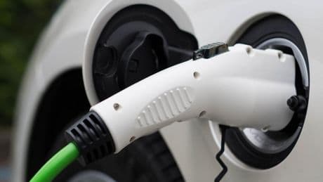 La OCU señala el gran problema de España para la expansión del coche eléctrico: “Hay grandes diferencias entre comunidades autónomas y no parece que la tendencia vaya a cambiar”