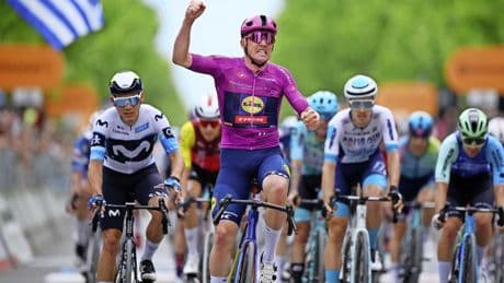 Mads Pedersen slaat dubbelslag in Giro met ritzege en roze trui
